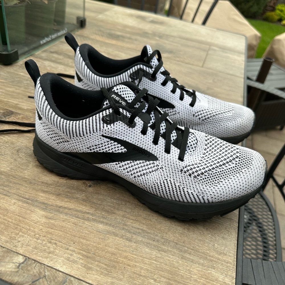 Brooks Men’s Lightweight Knit Running Sneakers - White/Black